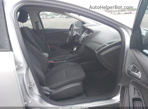 1FADP3F27GL276391 2016 FORD FOCUS Серебряный Вид салона спереди