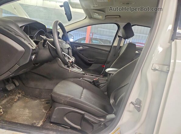 1FADP3F27JL328061 2018 FORD FOCUS White Front interior view