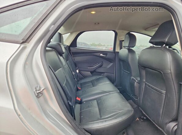 1FADP3F29GL321203 2016 FORD FOCUS Silver Widok tylnych siedzeń