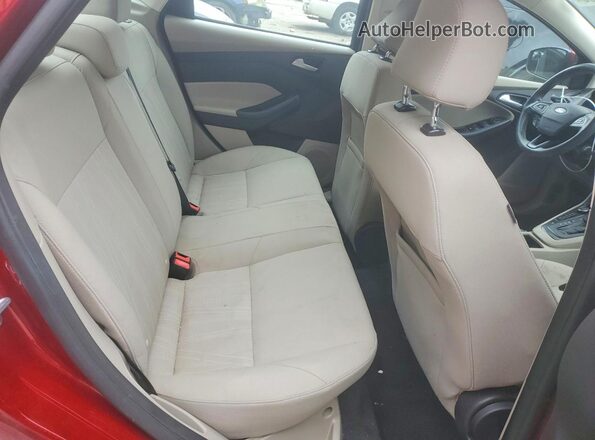 1FADP3F29HL221135 2017 FORD FOCUS Red Widok tylnych siedzeń