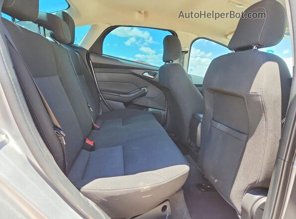 1FADP3FE4JL229739 2018 FORD FOCUS Silver Widok tylnych siedzeń