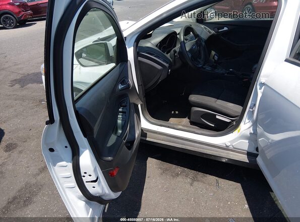 1FADP3FE4JL303953 2018 FORD FOCUS White Front interior view