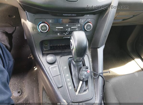 1FADP3FE4JL303953 2018 FORD FOCUS White Dashboard view
