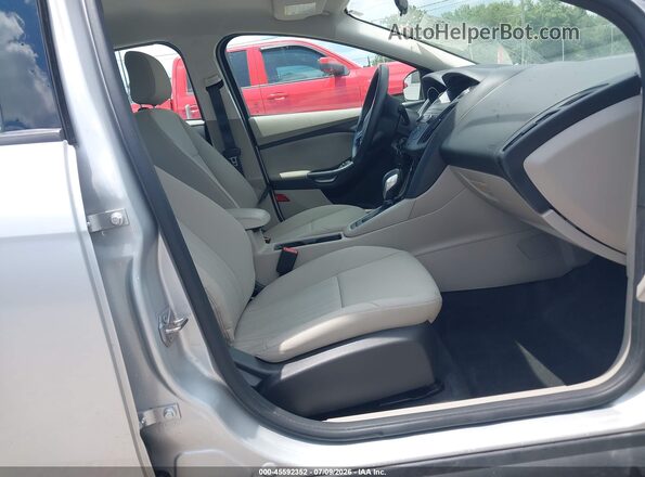 1FADP3FE7JL227161 2018 FORD FOCUS Silver Вид салону спереду
