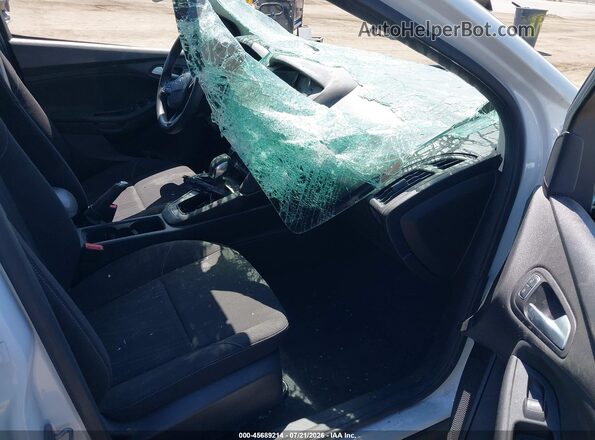 1FADP3FE7JL241626 2018 FORD FOCUS Белый Вид салона спереди