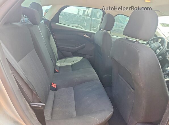 1FADP3FE9HL318989 2017 FORD FOCUS Silver Widok tylnych siedzeń
