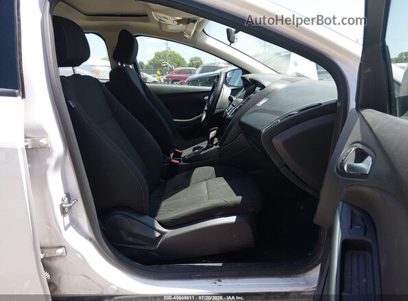 1FADP3H23JL282645 2018 FORD FOCUS Белый Вид салона спереди