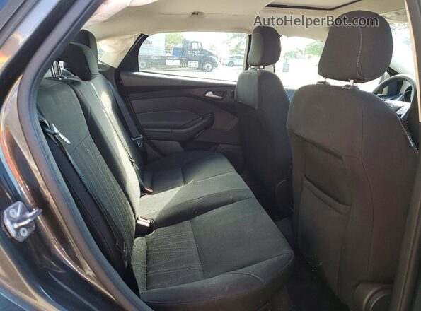 1FADP3H26JL258128 2018 FORD FOCUS Gray Widok tylnych siedzeń