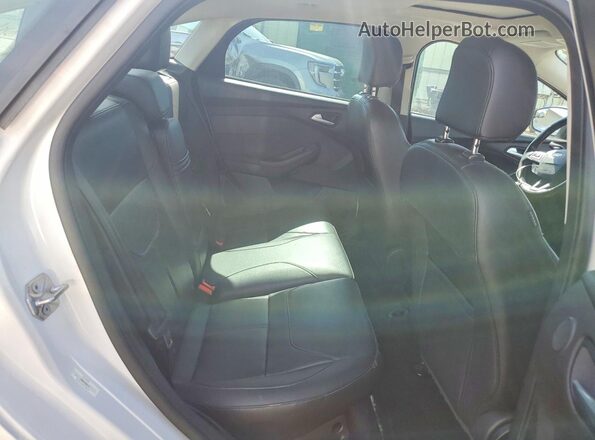 1FADP3J25GL367487 2016 FORD FOCUS White Вид задніх сидінь