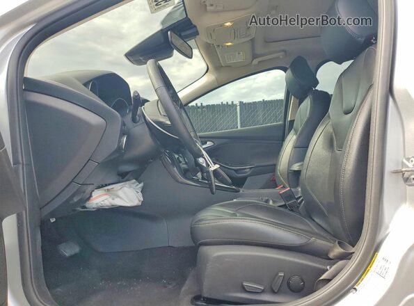 1FADP3J27HL346271 2017 FORD FOCUS Silver Вид салону спереду