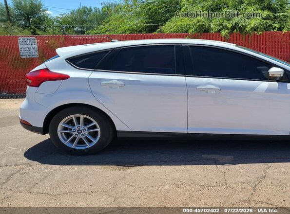 1FADP3K20HL299809 2017 FORD FOCUS Белый Вид задней части салона