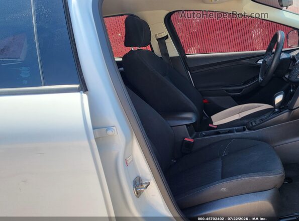 1FADP3K20HL299809 2017 FORD FOCUS Белый Вид салона спереди