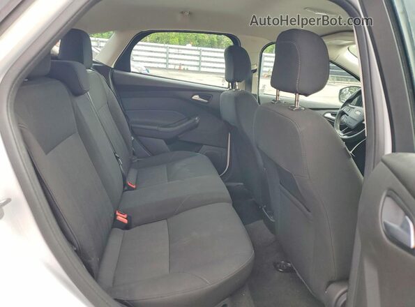 1FADP3K20JL218006 2018 FORD FOCUS White Widok tylnych siedzeń