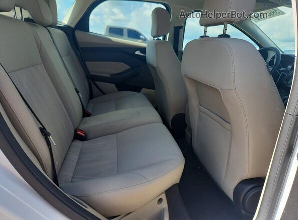 1FADP3K21JL231976 2018 FORD FOCUS White Rear seats view