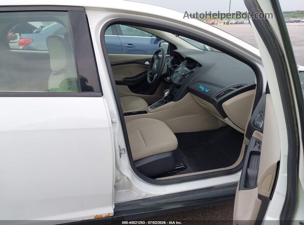 1FADP3K21JL327056 2018 FORD FOCUS White Widok wnętrza z przodu