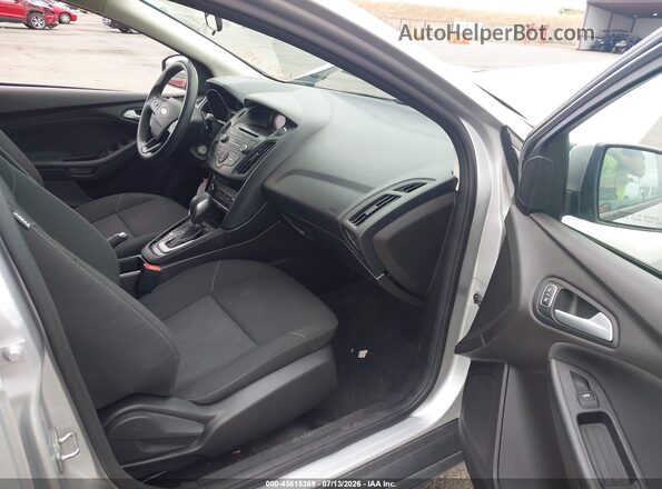 1FADP3K22HL271607 2017 FORD FOCUS Серебряный Вид салона спереди