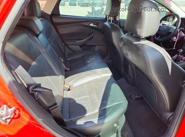 1FADP3K24GL363882 2016 FORD FOCUS Red Vista de los asientos traseros