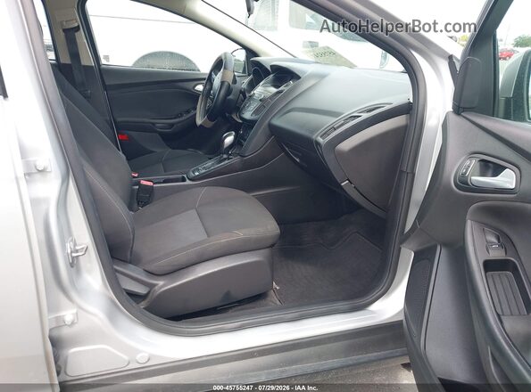 1FADP3K25JL224657 2018 FORD FOCUS Silver Widok wnętrza z przodu