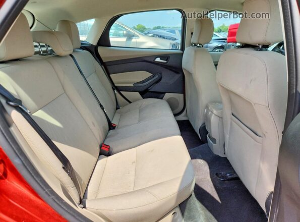 1FADP3K25JL326900 2018 FORD FOCUS Red Vista de los asientos traseros