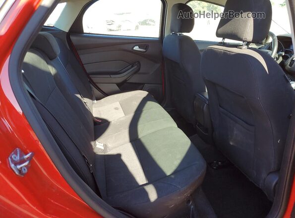 1FADP3K26GL376391 2016 FORD FOCUS Red Rear seats view