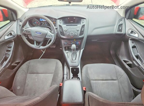 1FADP3K26HL259203 2017 FORD FOCUS Red Widok deski rozdzielczej