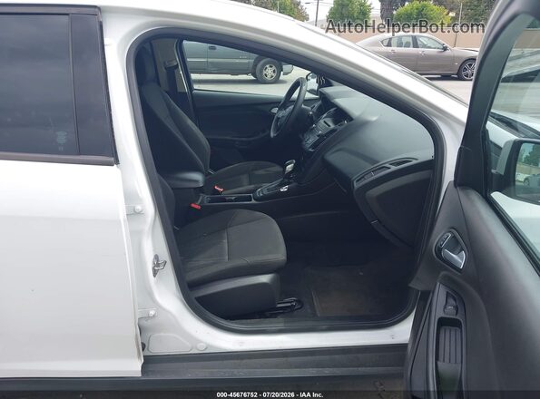 1FADP3K26HL271545 2017 FORD FOCUS Белый Вид салона спереди