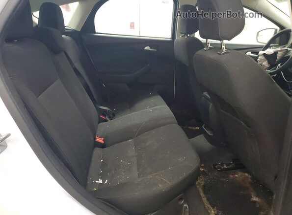 1FADP3K26JL226854 2018 FORD FOCUS White Widok wnętrza z tyłu