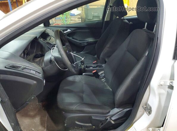 1FADP3K27GL217394 2016 FORD FOCUS White Front interior view