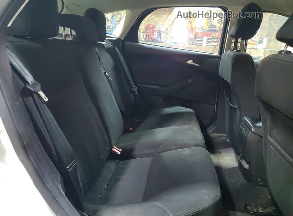 1FADP3K27GL217394 2016 FORD FOCUS White Rear seats view