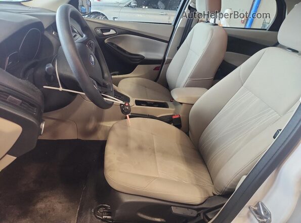 1FADP3K27GL239119 2016 FORD FOCUS White Front interior view