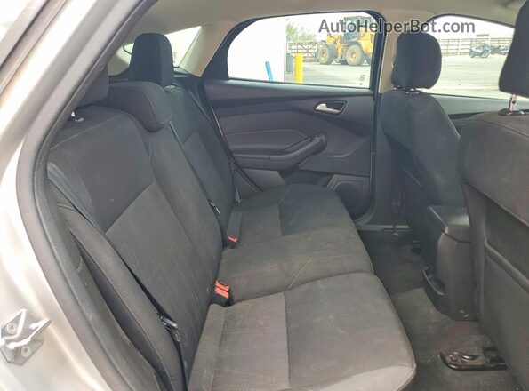 1FADP3K27GL328933 2016 FORD FOCUS Silver Rear seats view