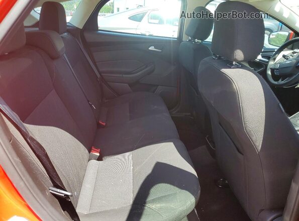 1FADP3K27HL247562 2017 FORD FOCUS Red Հետևի նստատեղերի տեսք