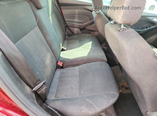1FADP3K28HL210150 2017 FORD FOCUS Красный Вид задних сидений
