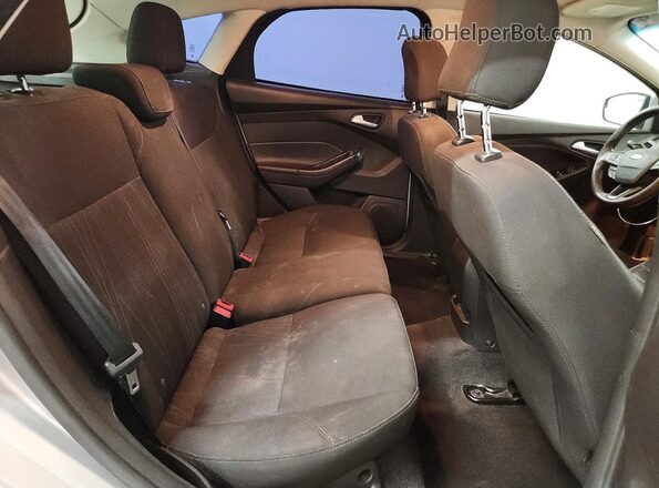 1FADP3K29HL318941 2017 FORD FOCUS Silver Widok wnętrza z tyłu
