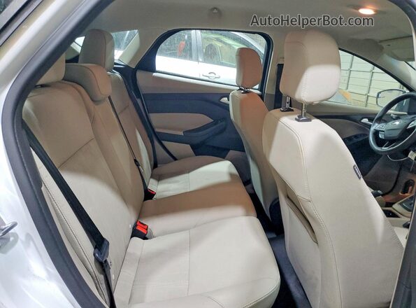 1FADP3K29JL298776 2018 FORD FOCUS White Widok wnętrza z tyłu