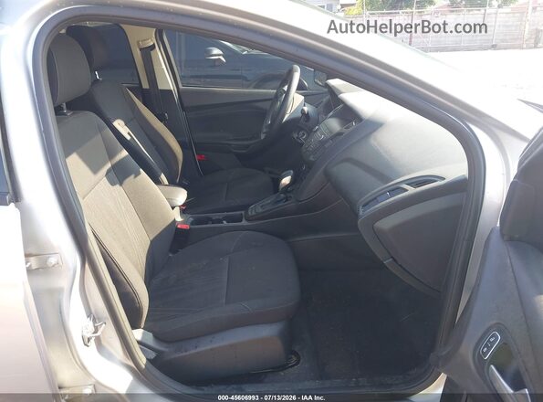 1FADP3K29JL301160 2018 FORD FOCUS Серебряный Вид салона спереди