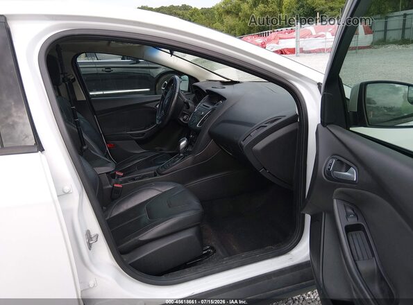 1FADP3K2XGL340008 2016 FORD FOCUS Белый Вид салона спереди