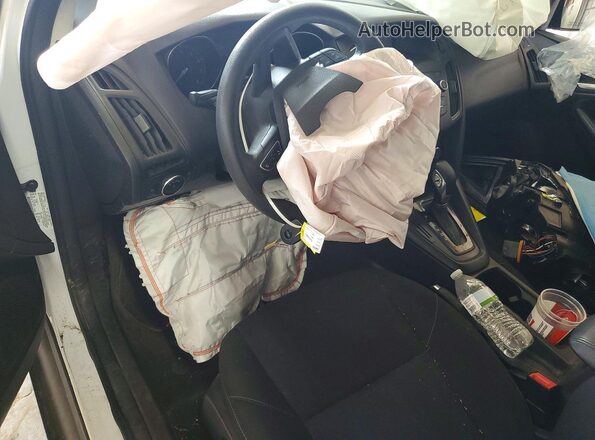 1FADP3K2XJL295305 2018 FORD FOCUS White Dashboard view