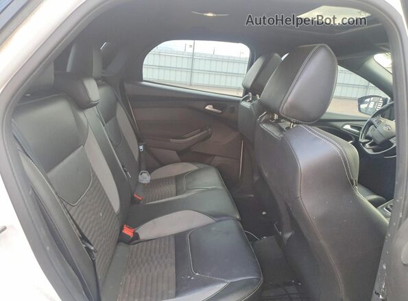 1FADP3L94JL289785 2018 FORD FOCUS White Vista de los asientos traseros