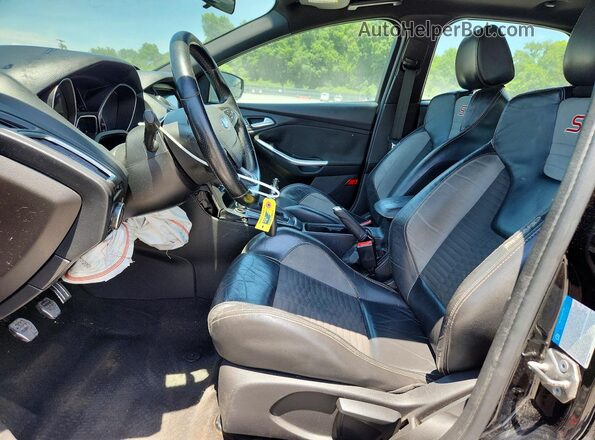 1FADP3L95JL266113 2018 FORD FOCUS Черный Вид салона спереди