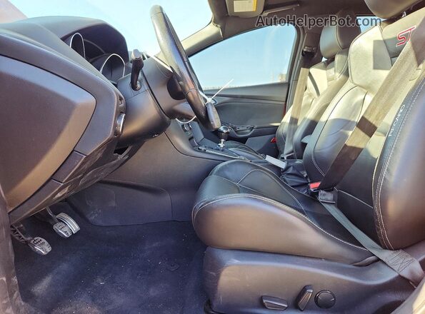 1FADP3L96HL223118 2017 FORD FOCUS Красный Вид салона спереди