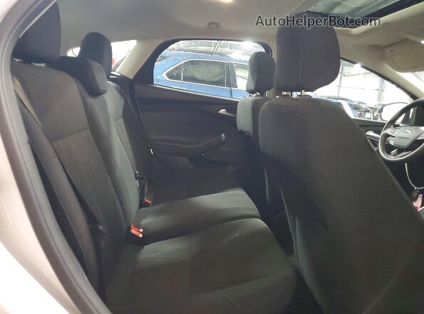 1FADP3M23JL272087 2018 FORD FOCUS White Widok wnętrza z tyłu