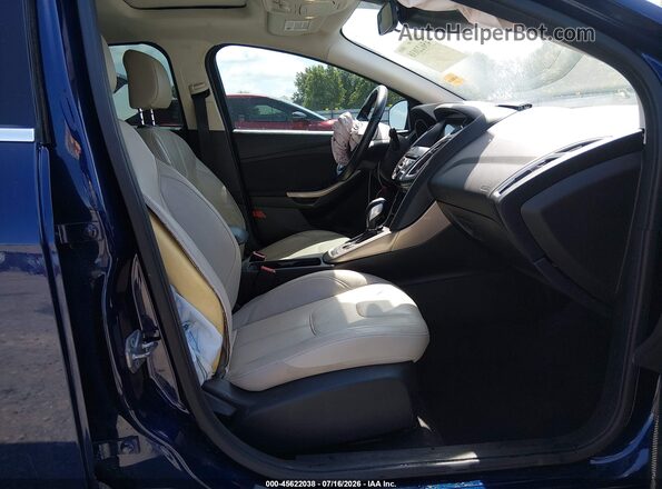 1FADP3N24GL391435 2016 FORD FOCUS Синий Вид салона спереди