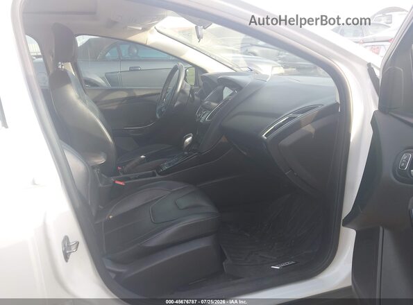 1FADP3N2XHL299411 2017 FORD FOCUS White Widok wnętrza z przodu