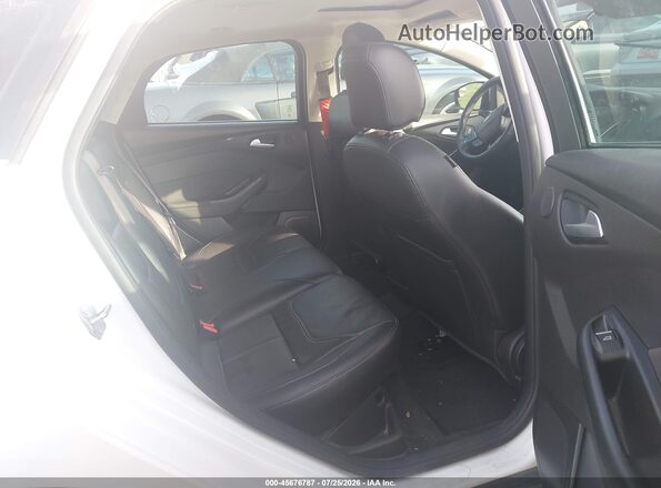 1FADP3N2XHL299411 2017 FORD FOCUS White Widok naklejki z numerem VIN