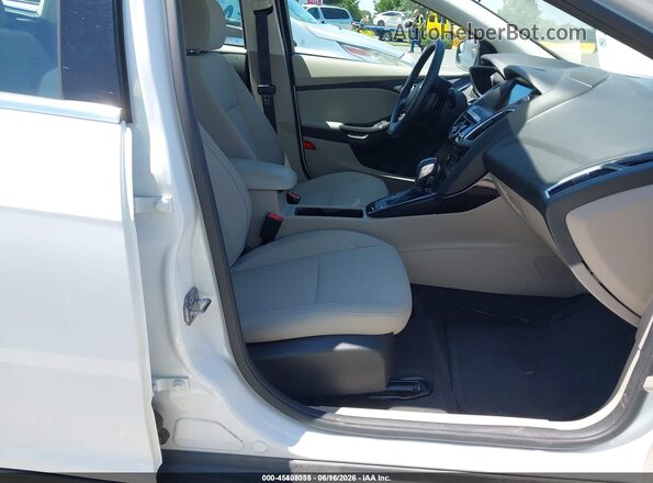 1FADP3R47JL296130 2018 FORD FOCUS ELECTRIC Белый Вид салона спереди