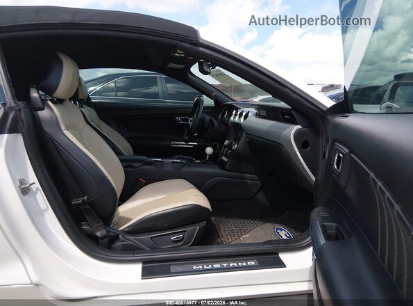1FATP8FF2H5213488 2017 FORD MUSTANG Белый Вид салона спереди