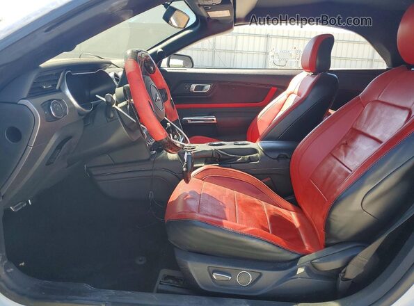 1FATP8FF3K5184879 2019 FORD MUSTANG Серебряный Вид салона спереди