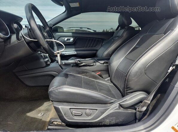1FATP8FF6K5104393 2019 FORD MUSTANG White Vista interior delantera