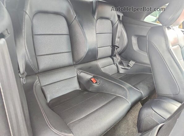 1FATP8FF6K5104393 2019 FORD MUSTANG White Vista de los asientos traseros